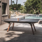 Table de Ping-Pong Play-Style Origin Medium Outdoor au bord d’une piscine