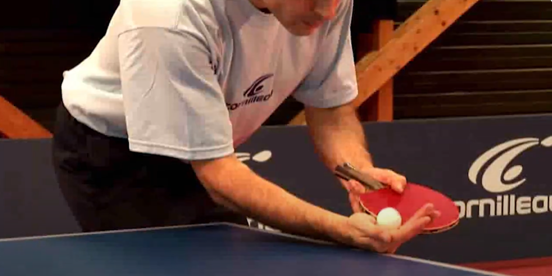 Gros plan service de tennis de table avec raquette Cornilleau
