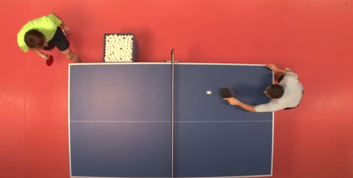 Vue de dessus exercice de remise courte sur table de ping-pong Cornilleau